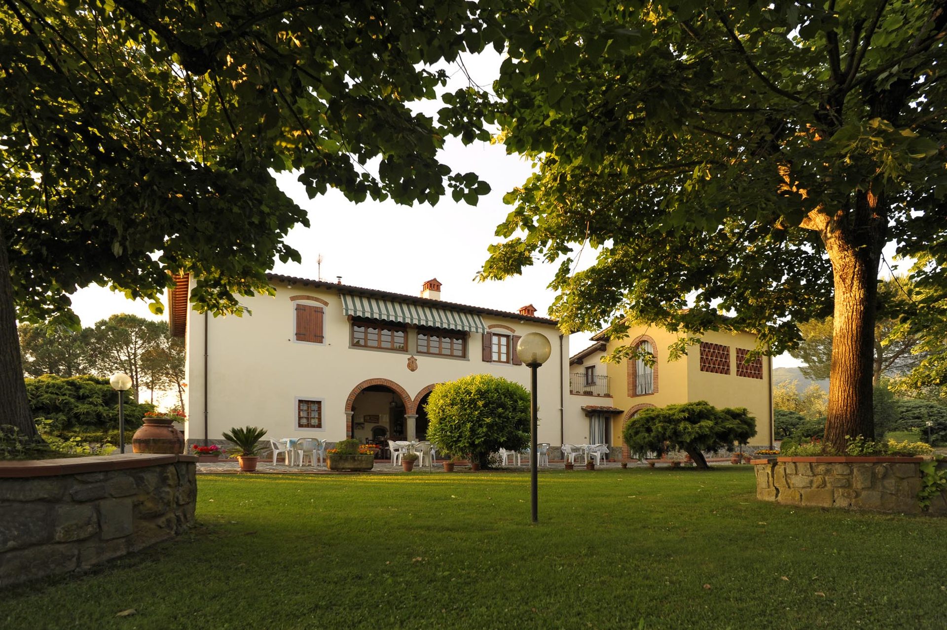 Il casale dell'Agriturismo Bellosguardo nella luce della sera