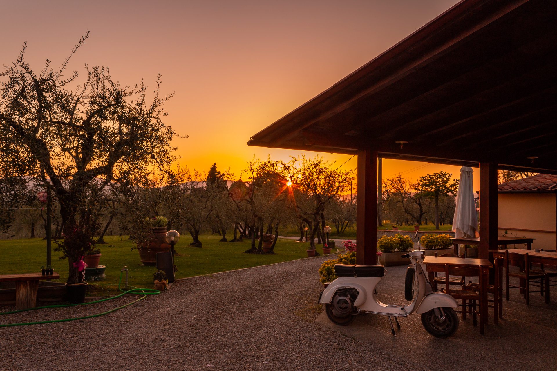 Tramonto sulla loggia dell'agriturismo a Reggello