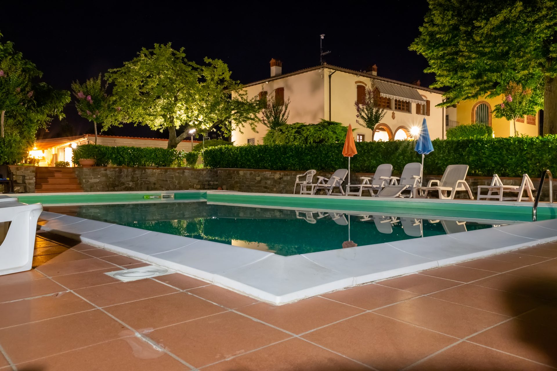 La piscina illuminata la sera