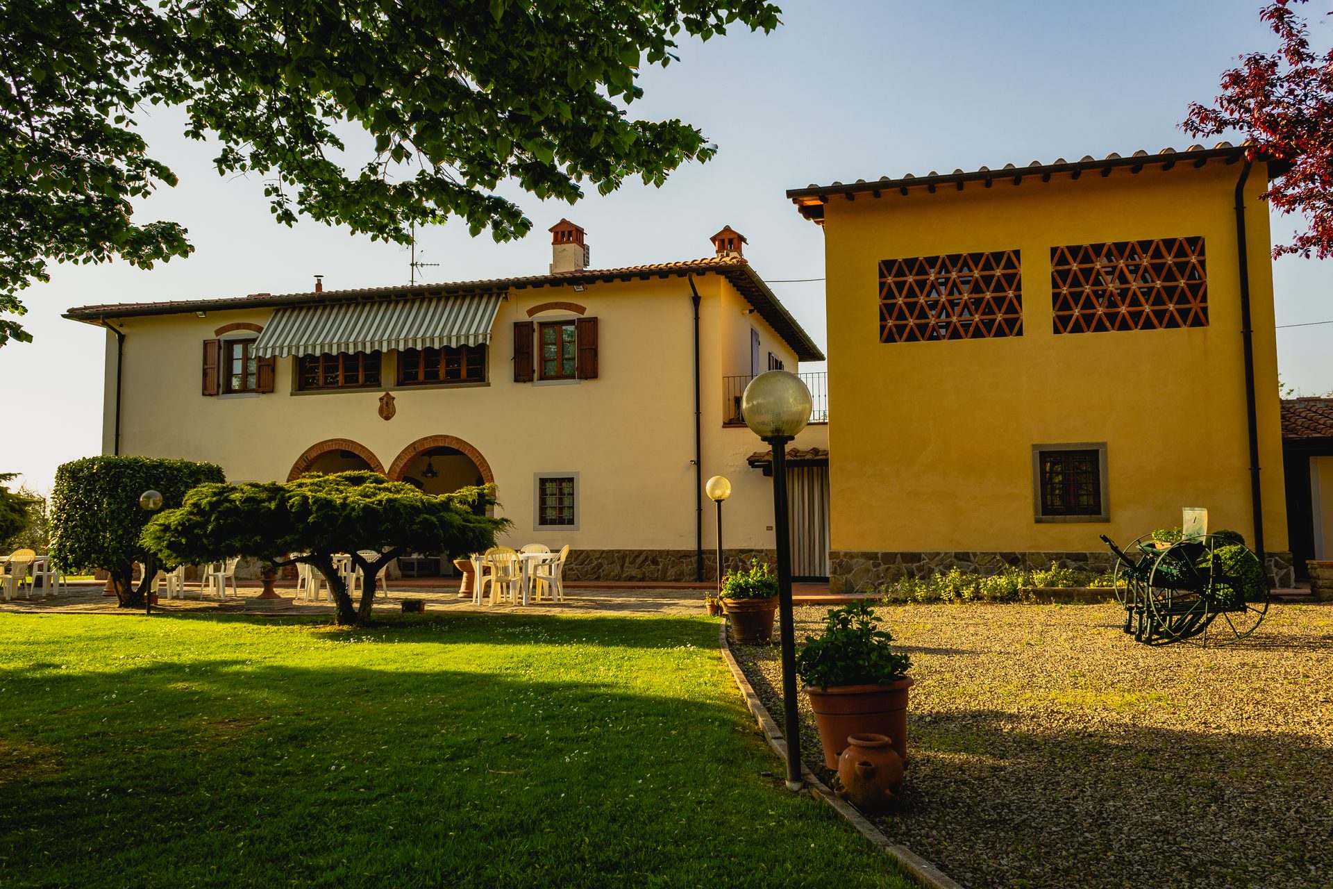 Il casale toscano visto dal prato